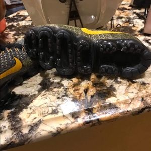 Women vapor max tennis shoes ,size 7